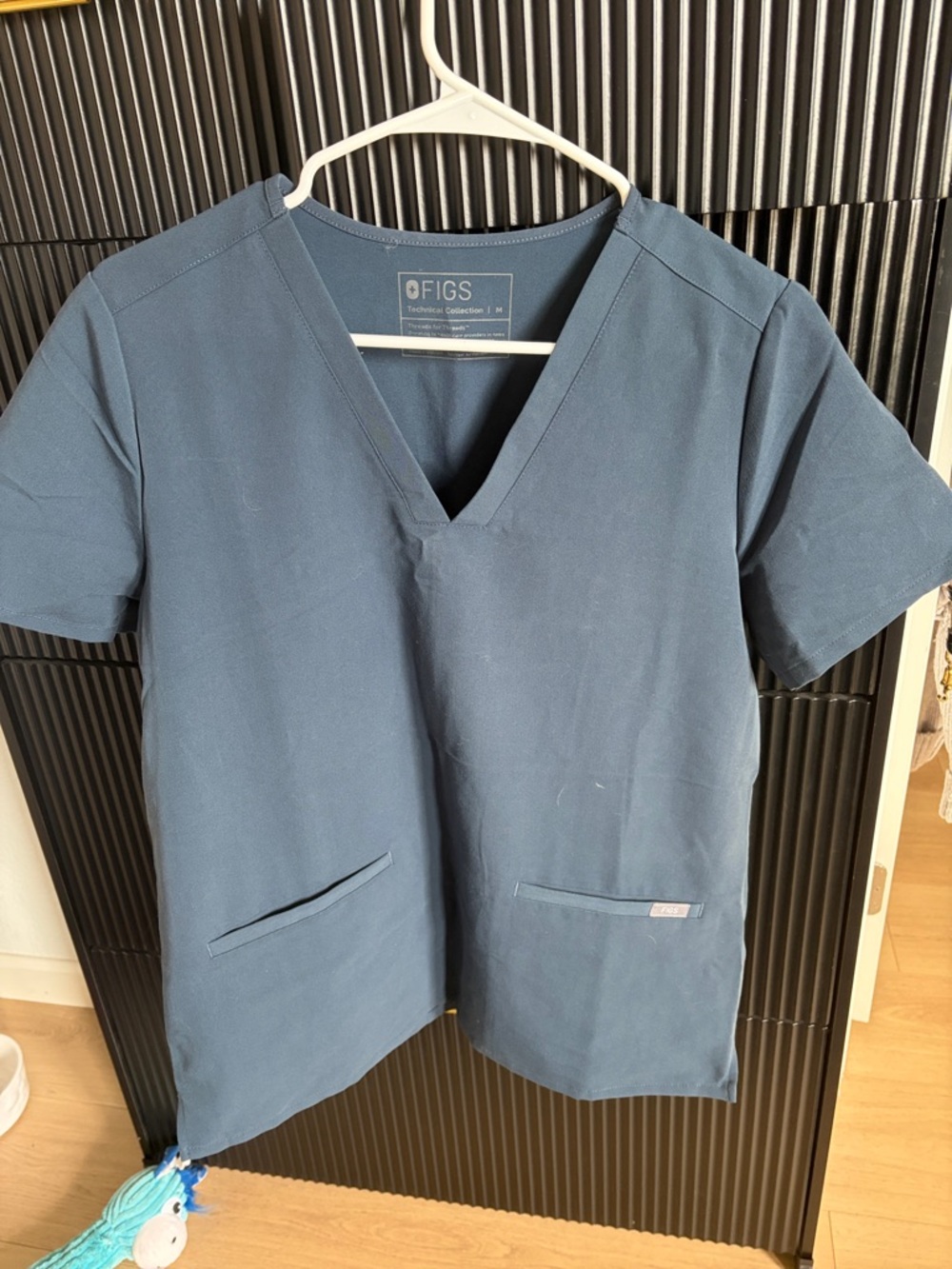 Figs CASMA. Three pocket scrub top in dark harbor